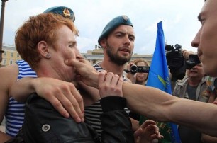  В Питере десантники подрались с полицией из-за гея