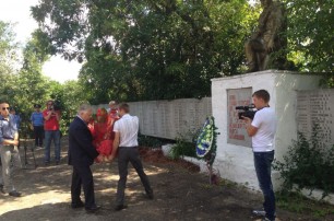 «Свободовцы» забросали Симоненко яйцами в Яремче