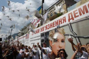 Лидеры «Батькивщины» отметили годовщину заключения Тимошенко воздушными шариками
