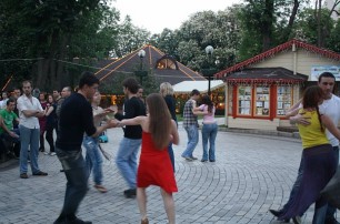 В киевском парке Шевченко бесплатно учат сальсе
