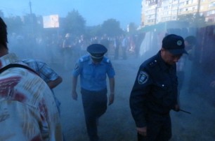 500 киевлян снесли забор конфликтной стройки на Троещине