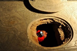 В Италии вскрыли гробницу, чтобы установить личность Мона Лизы