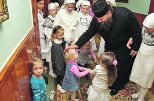 Сельский епископ стал настоящим отцом для 400 детей