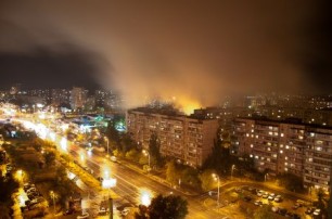 В Киеве страшный пожар на рынке у метро Героев Днепра