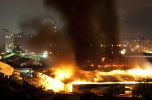 Рынок «Оболонь» в Киеве мог сгореть из-за удара молнии 
