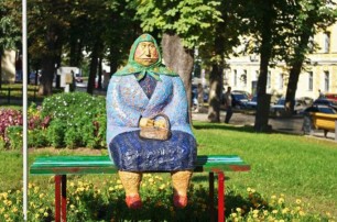 Вандалы в Киеве отбили ноги памятнику «Бабушка классическая»