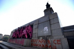 Памятник советским солдатам в Болгарии раскрасили розовым цветом