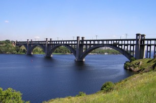 В Запорожье с моста Преображенского прыгнули двое мужчин