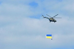 Над Львовом вертолет пролетел с огромным флагом Украины