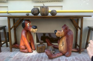 Под киевским рестораном поселились Волк и Пес из мультфильма