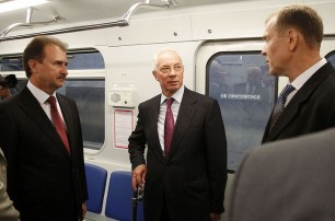 Азаров проехался в метро до «Теремков»