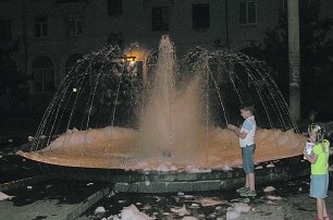 Футбольные фанаты взбили пену в запорожском фонтане