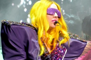 В своем номере Леди Гага обнаружила работника отеля, который примерял ее костюмы