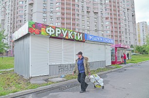 В Киеве демонтированные ларьки «растут» на газонах по ночам 
