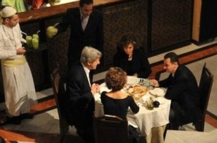 Опубликовано фото госсекретаря США за ужином с Асадом