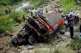 В Гватемале 48 человек погибли при падении автобуса в каньон