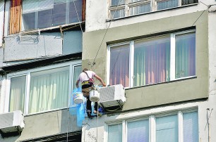 Киевляне массово утепляют квартиры за свой счет