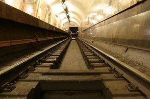 На станции метро «Вокзальная» в Киеве на рельсы упал человек