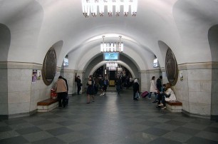Девушке, которая упала на рельсы в киевском метро, отрезало ногу