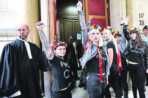 Во Франции FEMEN грозит пять лет тюрьмы