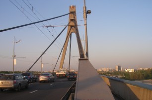 12 спасателей снимали юных экстремалов с Московского моста в Киеве