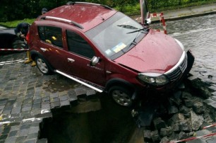 В Киеве машина провалилась под брусчатку