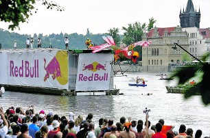 В столице Чехии прошло шоу «День полетов Red Bull Flugtag»