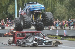 Машины-монстры устроили беспредел на Ледовом стадионе в Киеве
