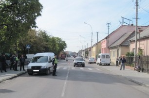 В Мукачево автомобиль сбил на пешеходном переходе двух школьниц