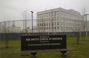 Кризис в США: американское посольство в Украине приостановило работу