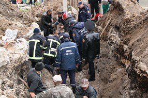 В Тернополе рабочего насмерть засыпало землей