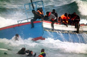Судно с 500 беженцами из Сомали пошло ко дну