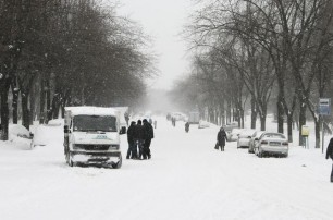 После первого снега в Киеве решили изменить правила парковки и ввести эвакуаторы