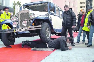 Дмитрий Халаджи добровольно лег под колеса автомобиля