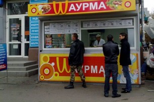 В Киеве торговец шаурмой сломал нос милиционеру