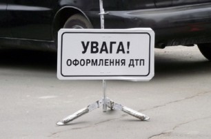 В Крыму машина врезалась в дерево: 3 человека погибли