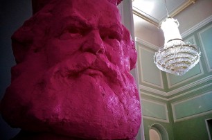 В Киеве проходит выставка голов Карла Маркса