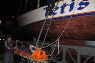 В Крыму моряка час доставали из трюма яхты, куда он провалился