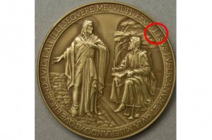 Ватикан выпустил юбилейные монеты с ошибкой в имени Иисуса