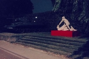 В Гданьске демонтировали скульптуру советскому солдату — насильнику