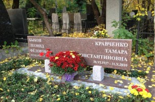 Киевлян встревожила пропажа памятника Быкову