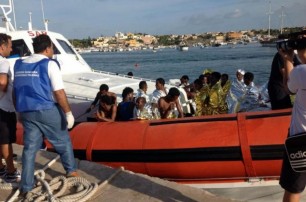 ВМС Италии спасли два судна мигрантов из Африки