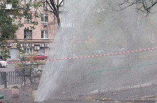 В центре Киева вновь бьет фонтан кипятка из-под земли