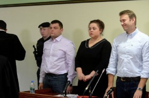 Навальному суд дал условный срок