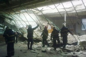 В Луганске обвалилась крыша админздания: спасатели ищут пострадавших