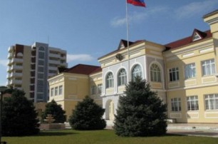 В Баку полиция разогнала пикет у посольства РФ