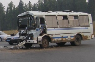 Автобус врезался в дерево в Сумской области