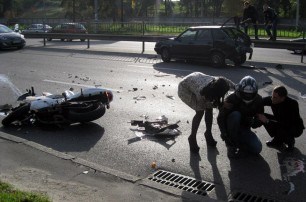 ДТП в Киеве: мотоцикл с парнем и девушкой врезался в ВАЗ