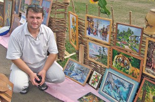 44-летний житель Черкасс уже 20 лет вышивает картины и портреты