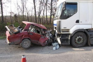 На трассе водитель "ВАЗ" погубил себя и женщину с ребенком.